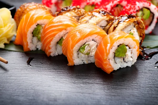 Sushi-Rollen in Nahaufnahme. japanisches Essen im Restaurant. Brötchen mit Salm — Stockfoto