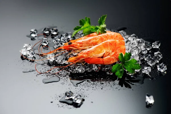 Camarões. Camarão fresco sobre fundo preto. Frutos do mar em caiu — Fotografia de Stock