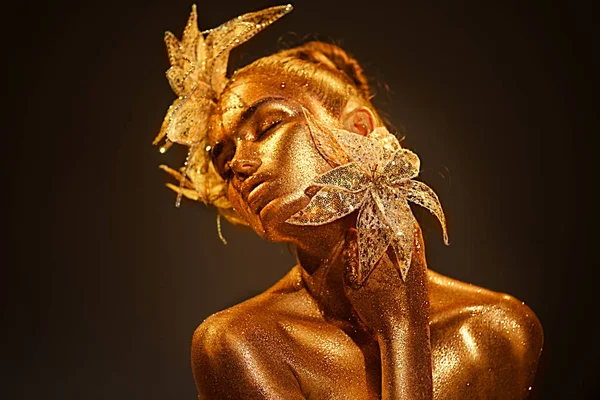 Mulher modelo de moda em brilhos dourados brilhantes coloridos posando wi — Fotografia de Stock
