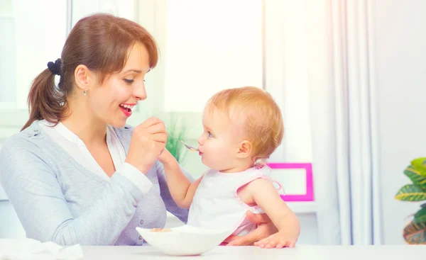 Madre Alimentando Bebé Con Una Cuchara Comida Para Bebés Familia — Foto de Stock