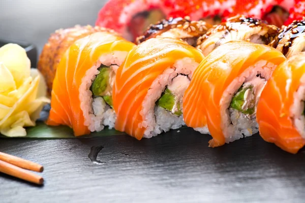 Sushi Rolkach Zbliżenie Dania Kuchni Japońskiej Restauracji Roll Łososia Węgorza — Zdjęcie stockowe