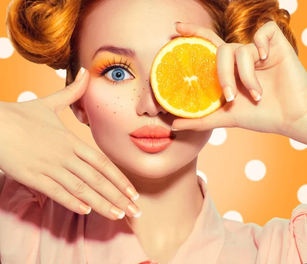 Szépség vidám tizenéves lány veszi szaftos narancs. Tini modell lány — Stock Fotó