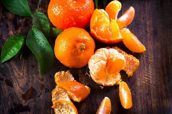 新鲜有机成熟的柑橘特写在木桌上 顶部视图 — 图库照片
