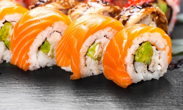 Sushi rolkach zbliżenie. Dania kuchni japońskiej w restauracji. Roll z Salm — Zdjęcie stockowe