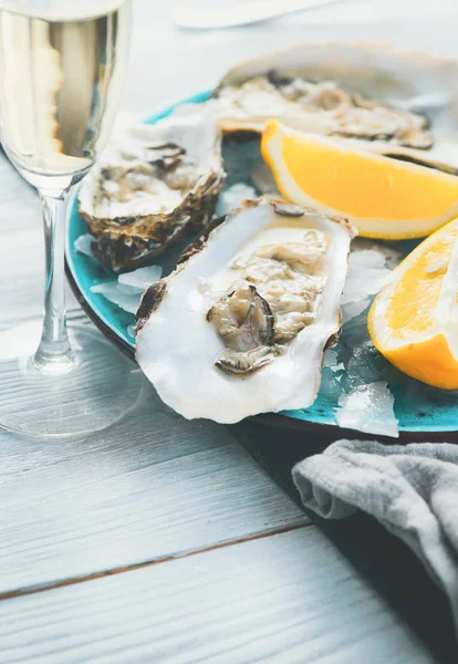 Fresh Oysters Close Blue Plate Served Table Oysters Lemon Restaurant — Stock Photo, Image