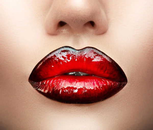 唇メイク 美容ハイファッショングラデーションリップメイクサンプル 赤色の黒 セクシーな口のクローズアップ — ストック写真