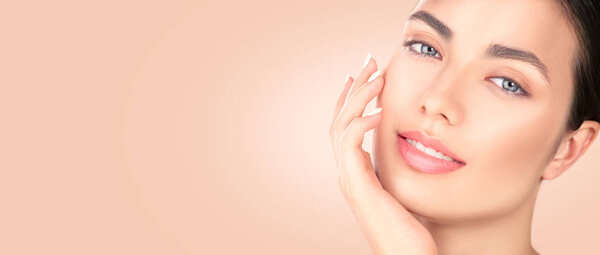 Schöne brünette Mädchen berührt ihr Gesicht. perfekte frische Haut. s — Stockfoto