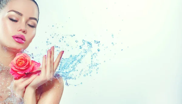 Mujer Del Spa Belleza Chica Sonriente Con Salpicaduras Agua Levantó —  Fotos de Stock