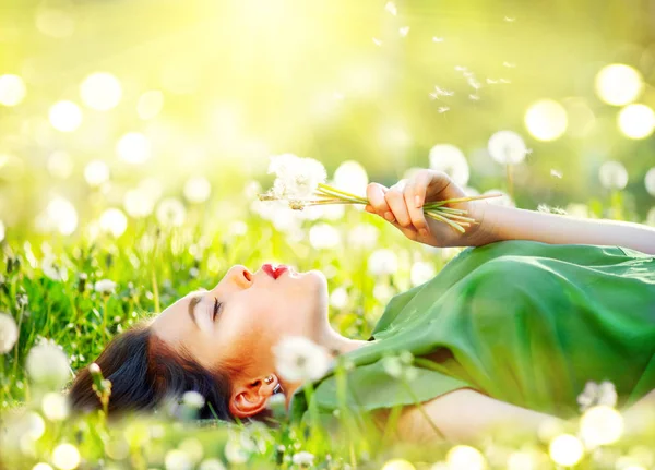 Jeune Femme Couchée Sur Champ Dans Herbe Verte Soufflant Des — Photo