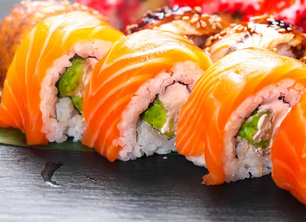 Sushi rullar närbild. Japansk mat i restaurangen. Rulla med Salm — Stockfoto