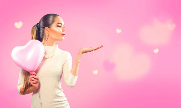 Aftelkalender Voor Valentijnsdag Beauty Girl Met Roze Hart Gevormde Lucht — Stockfoto