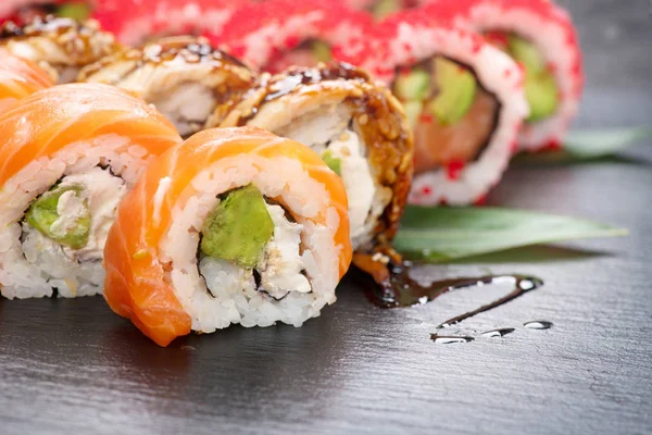 Sushi rolkach zbliżenie. Dania kuchni japońskiej w restauracji. Kalifornijskiego SUS — Zdjęcie stockowe