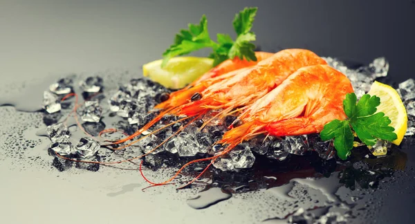 Des crevettes. Crevettes fraîches sur fond noir. Fruits de mer écrasés — Photo