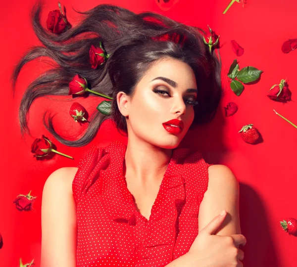 Menina Modelo Sexy Beleza Deitado Fundo Vermelho Com Flores Rosas — Fotografia de Stock