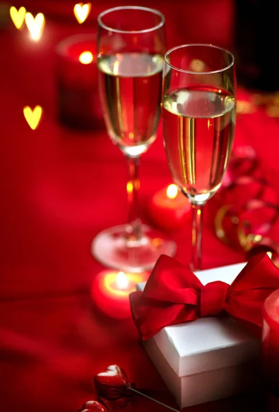 Ρομαντικό δείπνο για την ημέρα του Αγίου Βαλεντίνου. Ημερομηνία. Σαμπάνια, κεριά και Γκι — Φωτογραφία Αρχείου