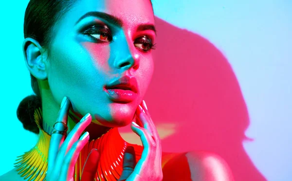 Stüdyoda poz moda makyaj ile renkli parlak ışıklar moda model kadın