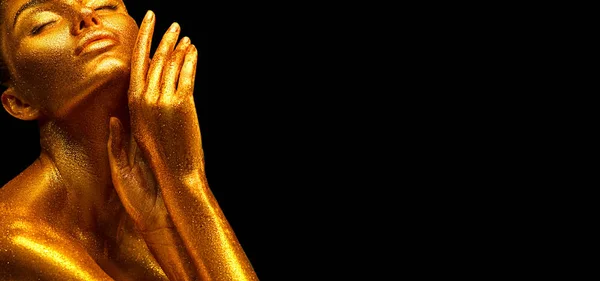 Ragazza modella di moda in brillanti scintille dorate colorate sul suo corpo — Foto Stock