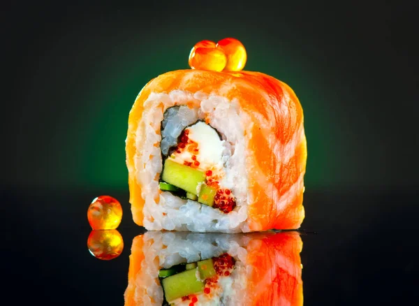 Sushi Rouler Sur Fond Noir California Sushi Roll Avec Saumon — Photo
