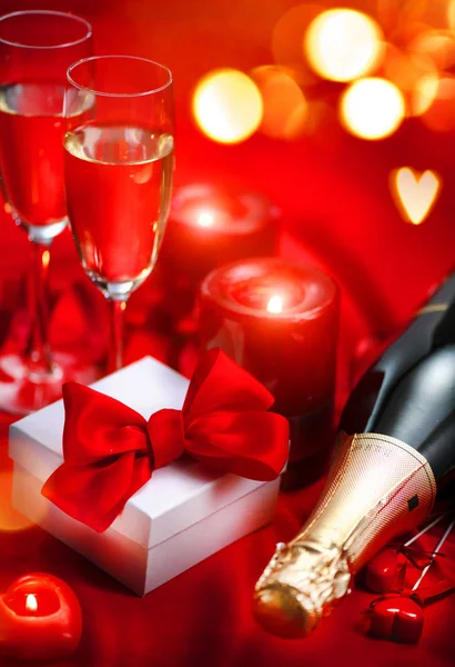 Valentine's Day romantic dinner. Date. Champagne, candles and gi — Stock Photo, Image