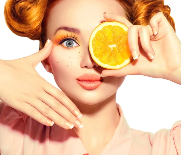 Radostná mladá dívka krásy bere šťavnaté pomeranče. Dívka modelky — Stock fotografie