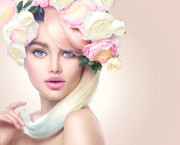 Retrato de mulher da Primavera. Menina modelo de beleza com flores coloridas w — Fotografia de Stock