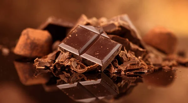 Chocolate. Doces de chocolate sortidos e doces sobre backg escuro — Fotografia de Stock