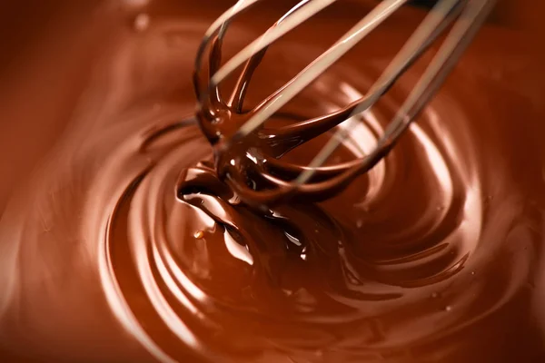 Chocolat. Mélange de chocolat noir fondu avec un fouet. Proximité de — Photo