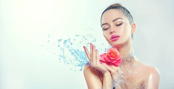 Mujer del spa. Belleza chica sonriente con salpicaduras de agua y rosa i —  Fotos de Stock