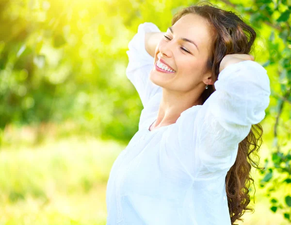 Schoonheid Jonge Vrouw Genieten Van Natuur Zomerpark — Stockfoto