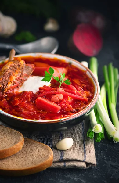 Tradizionale borscht russo ucraino. Piatto di radice di barbabietola rossa così — Foto Stock