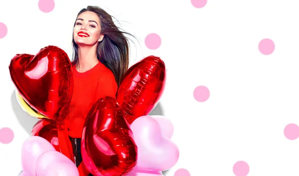 Día de San Valentín. Belleza chica con coloridos globos de aire que tienen f —  Fotos de Stock