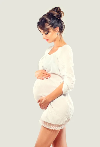 Беременная счастливая женщина трогает живот. Беременная красота молодой м — стоковое фото