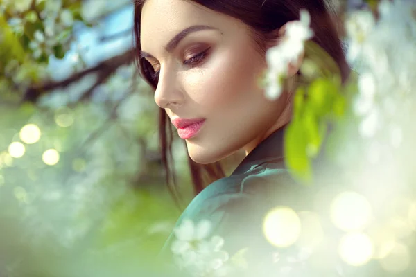 Belleza Mujer Joven Disfrutando Naturaleza Huerto Manzanas Primavera — Foto de Stock