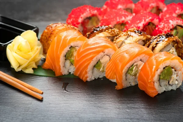 O Sushi fecha tudo. Comida japonesa no restaurante. Rolo com salmo — Fotografia de Stock