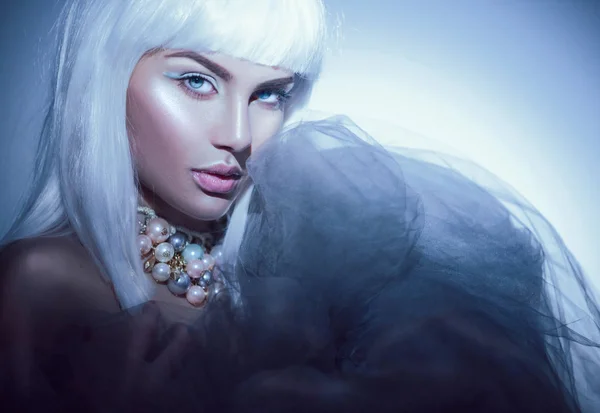 Mujer Belleza Con Cabello Blanco Maquillaje Estilo Invierno Retrato Chica —  Fotos de Stock