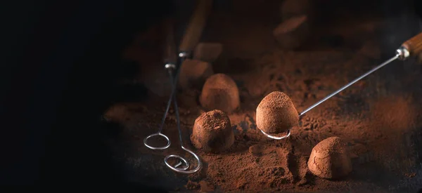 Tartufi di cioccolato. Caramelle di cioccolato al tartufo fresco fatte in casa arguzia — Foto Stock