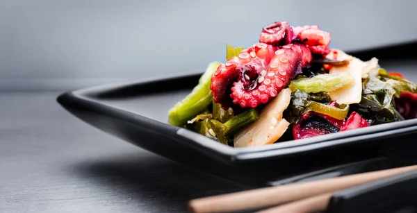 Japanischer Salat mit Oktopus und Ingwer. Gesunde Ernährung. Meeresfrüchte — Stockfoto