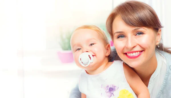 Famiglia felice a casa. Madre e sua figlia insieme. M — Foto Stock