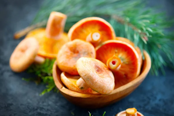 Raw selvaggio Zafferano cappello al latte funghi su scuro vecchio backgroun rustico — Foto Stock