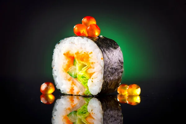 Sushi rouler sur fond noir. Rouleau de sushi au thon, légumes — Photo