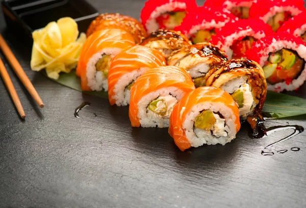Sushi-Rollen in Nahaufnahme. japanisches Essen im Restaurant. Brötchen mit Salm — Stockfoto
