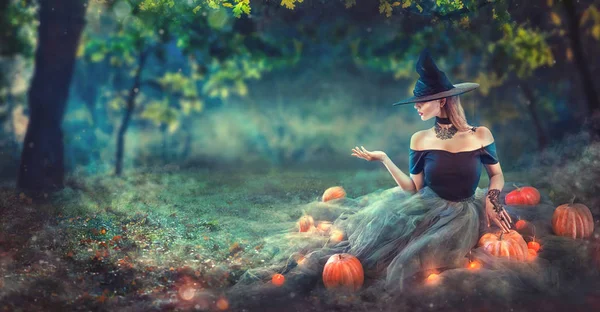 Bruxa Halloween Com Uma Abóbora Esculpida Luzes Mágicas Uma Floresta — Fotografia de Stock