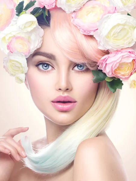 Retrato de mulher da Primavera. Menina modelo de beleza com flores coloridas w — Fotografia de Stock