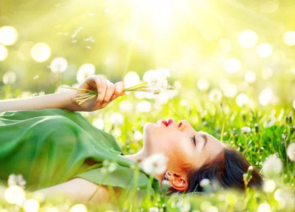 Jeune Femme Couchée Sur Champ Dans Herbe Verte Soufflant Des — Photo