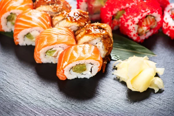 Sushi Rullar Närbild Japansk Mat Restaurangen Rulla Med Lax Grönsaker — Stockfoto