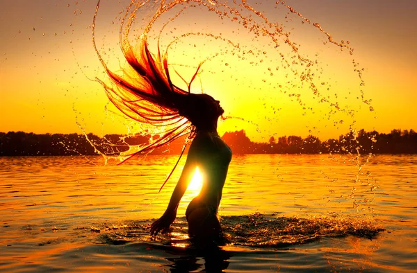 Schönheit Modell Mädchen Das Wasser Mit Ihren Haaren Spritzt Mädchensilhouette — Stockfoto