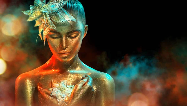 Модна модель жінки в барвистих яскравих золотих блискітках і неоні — стокове фото
