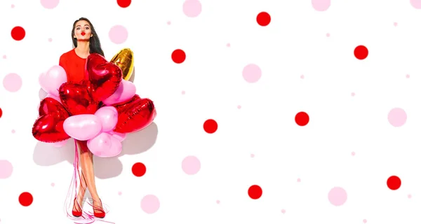 Dia dos Namorados. Menina de beleza sexy alegre com balão de ar colorido — Fotografia de Stock