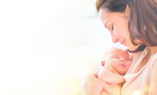 Madre y su bebé recién nacido juntas. Feliz madre y bebé beso — Foto de Stock