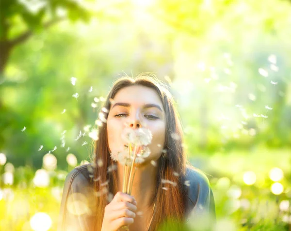 Jonge Vrouw Liggend Veld Groen Gras Waait Paardebloemen Glimlachend — Stockfoto